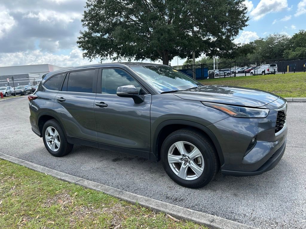 Used 2024 Toyota Highlander LE FWD image 7