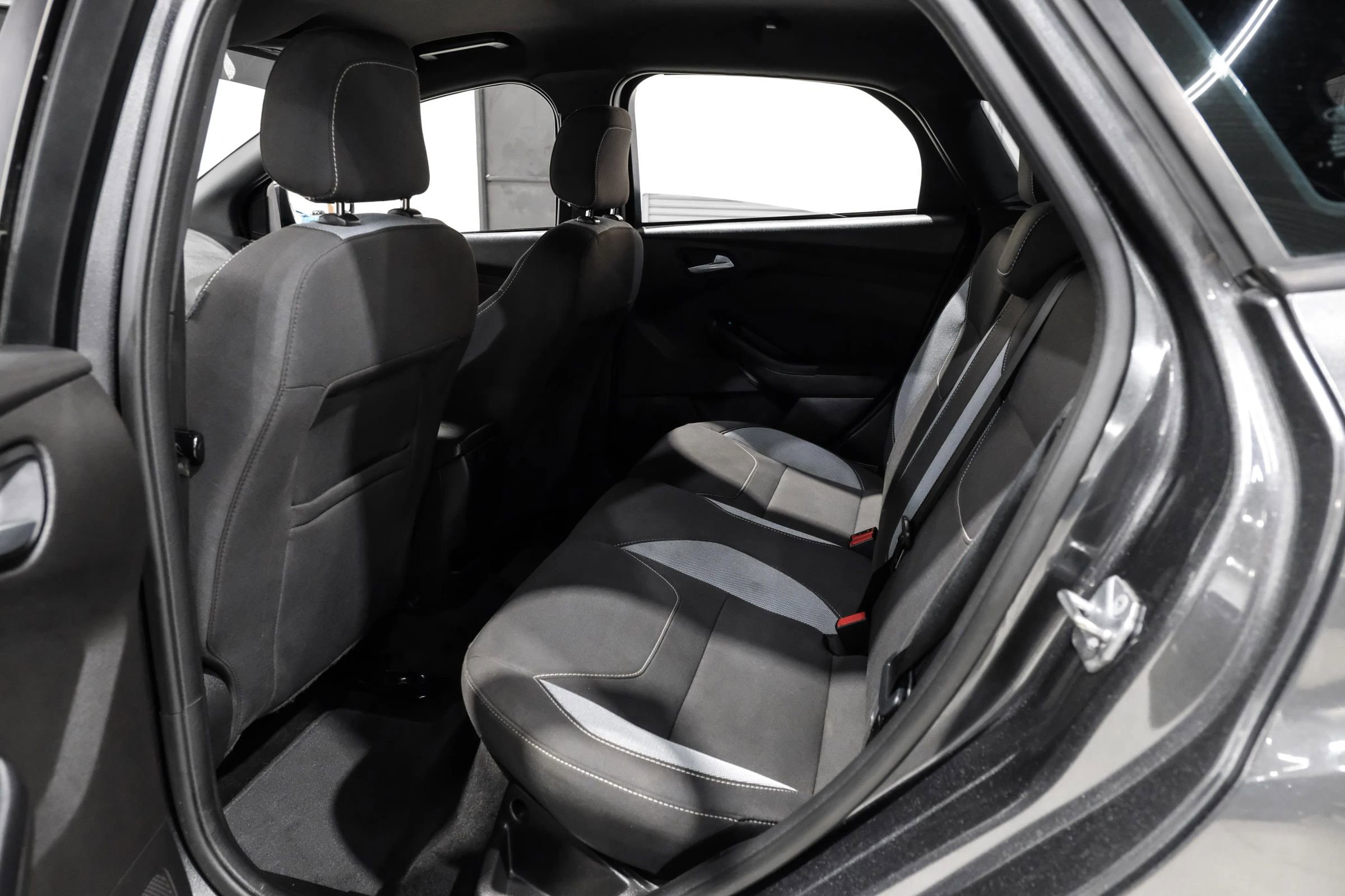 Used 2018 Ford Focus ST image 39