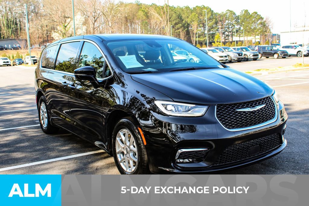 Used 2024 Chrysler Pacifica Touring-L image 4