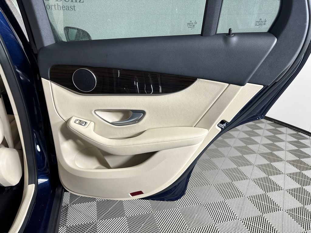 Used 2022 Mercedes-Benz GLC 300 w/ Premium Package Lite image 18