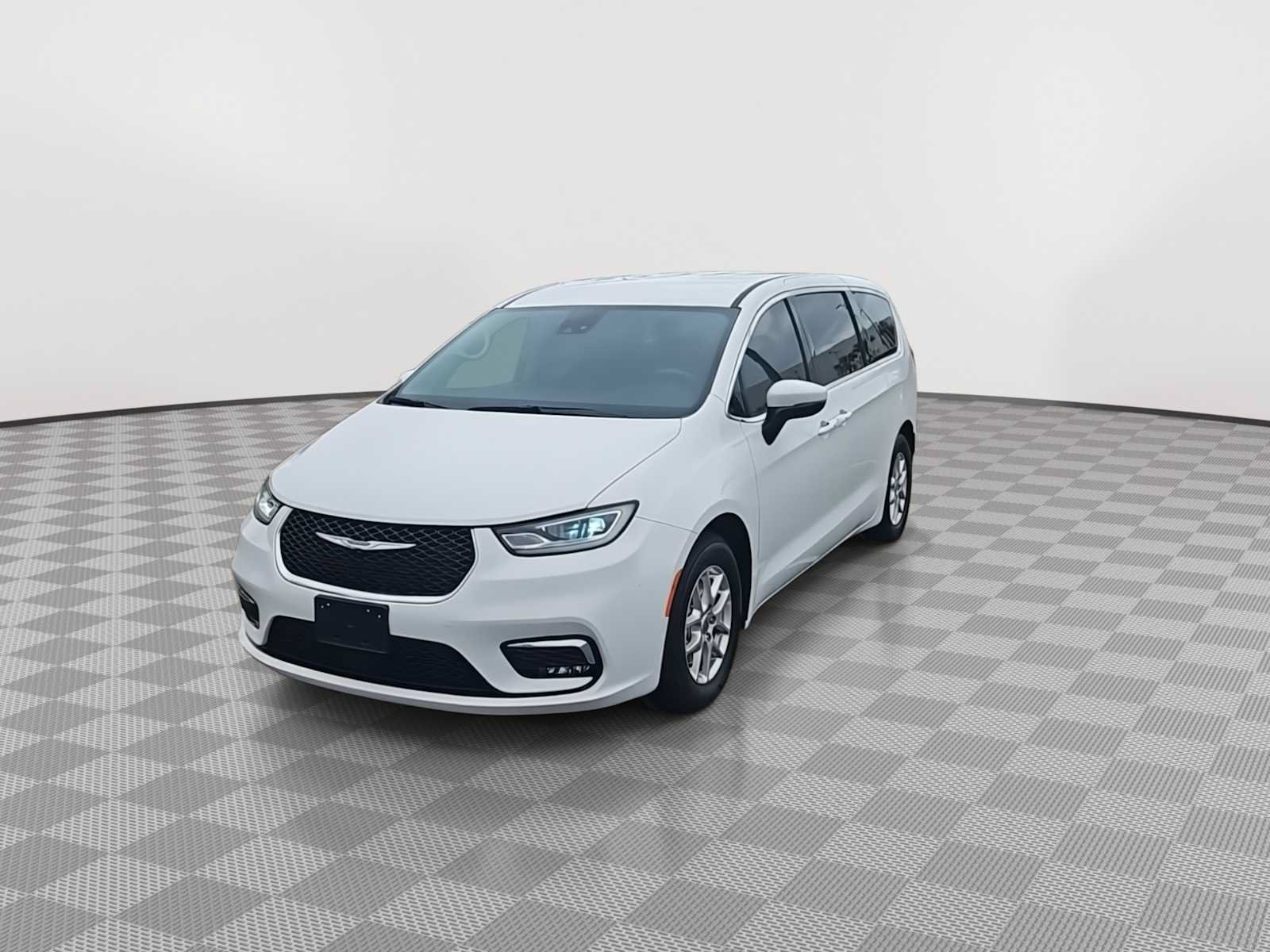 Used 2023 Chrysler Pacifica Touring-L FWD image 3