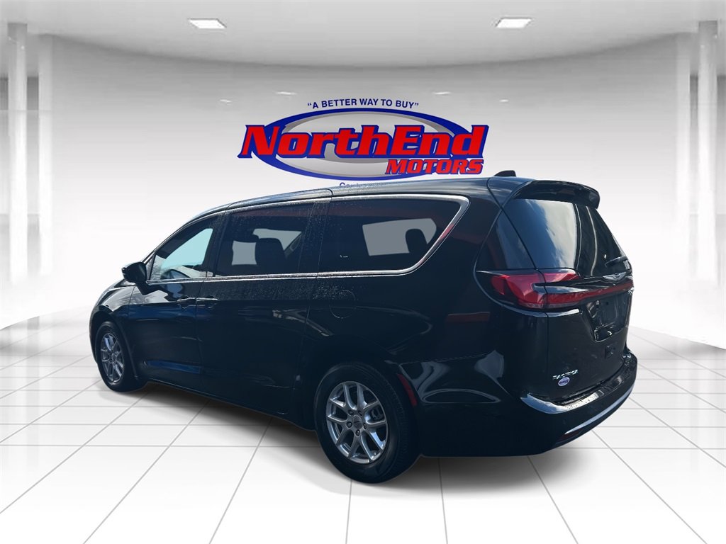 Used 2024 Chrysler Pacifica Touring-L image 5