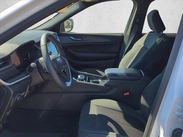 Used 2025 Jeep Grand Cherokee Laredo X w/ Luxury Tech Group I image 15