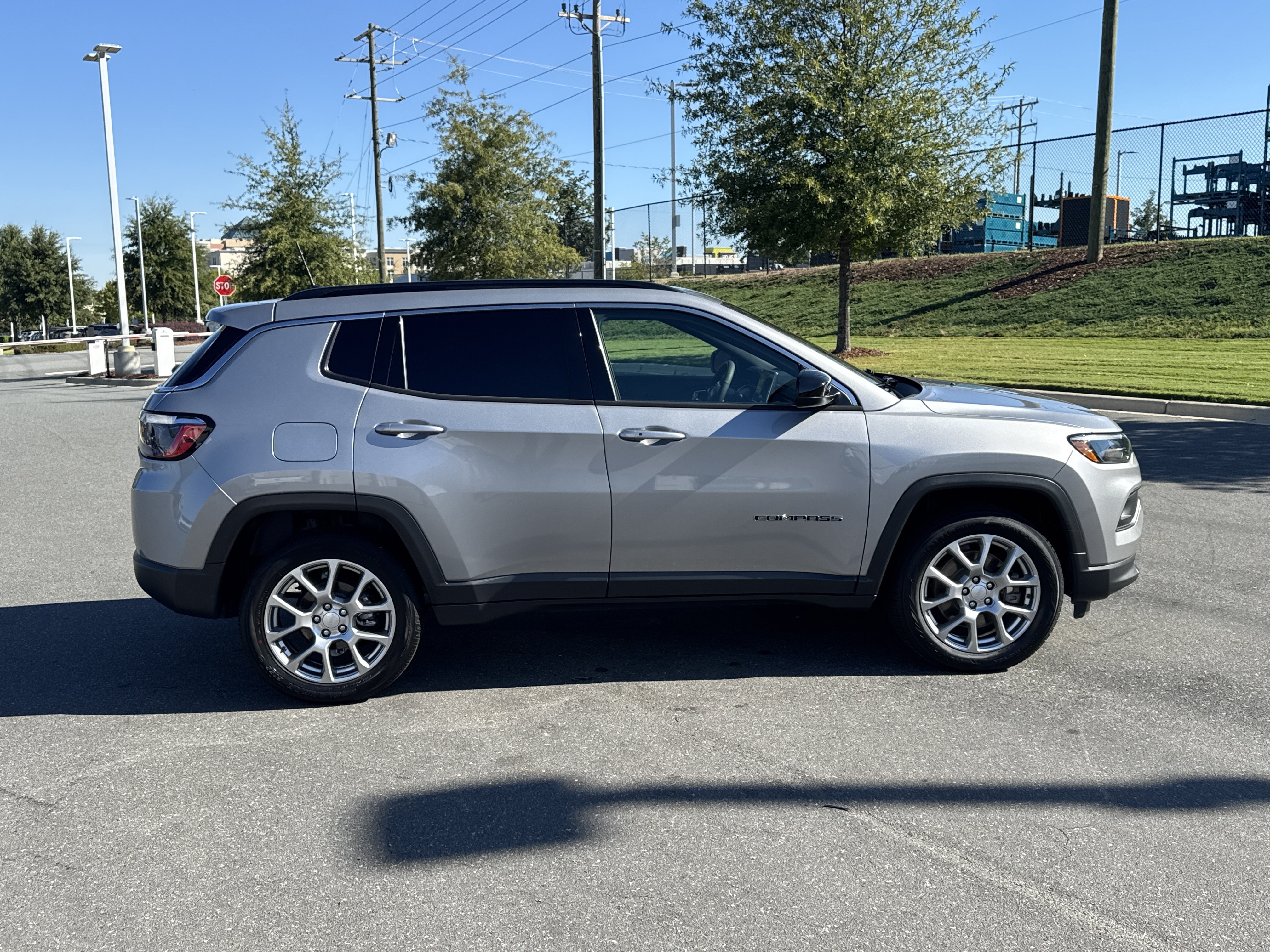 Used 2023 Jeep Compass Latitude AWD/4WD image 10