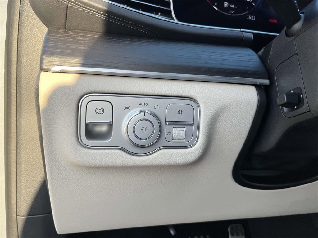 Used 2025 Mercedes-Benz GLS 450 4MATIC image 13