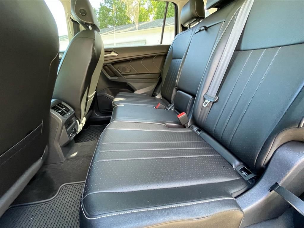 Used 2023 Volkswagen Tiguan SE w/ Panoramic Sunroof Package FWD image 4