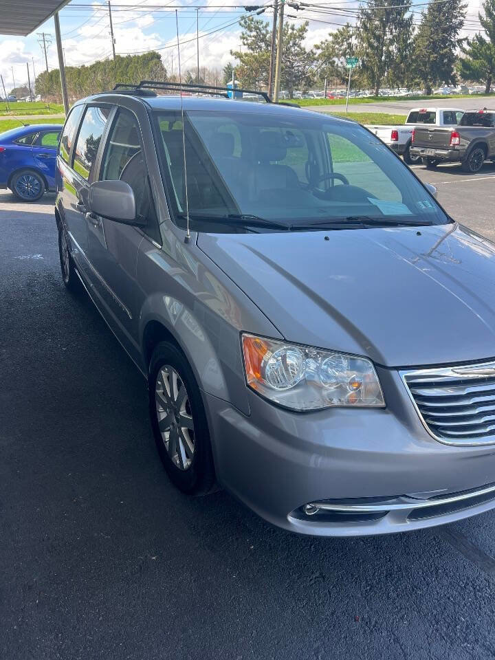 Used 2015 Chrysler Town & Country Touring image 5