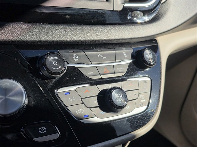 Used 2020 Chrysler Pacifica Touring image 21