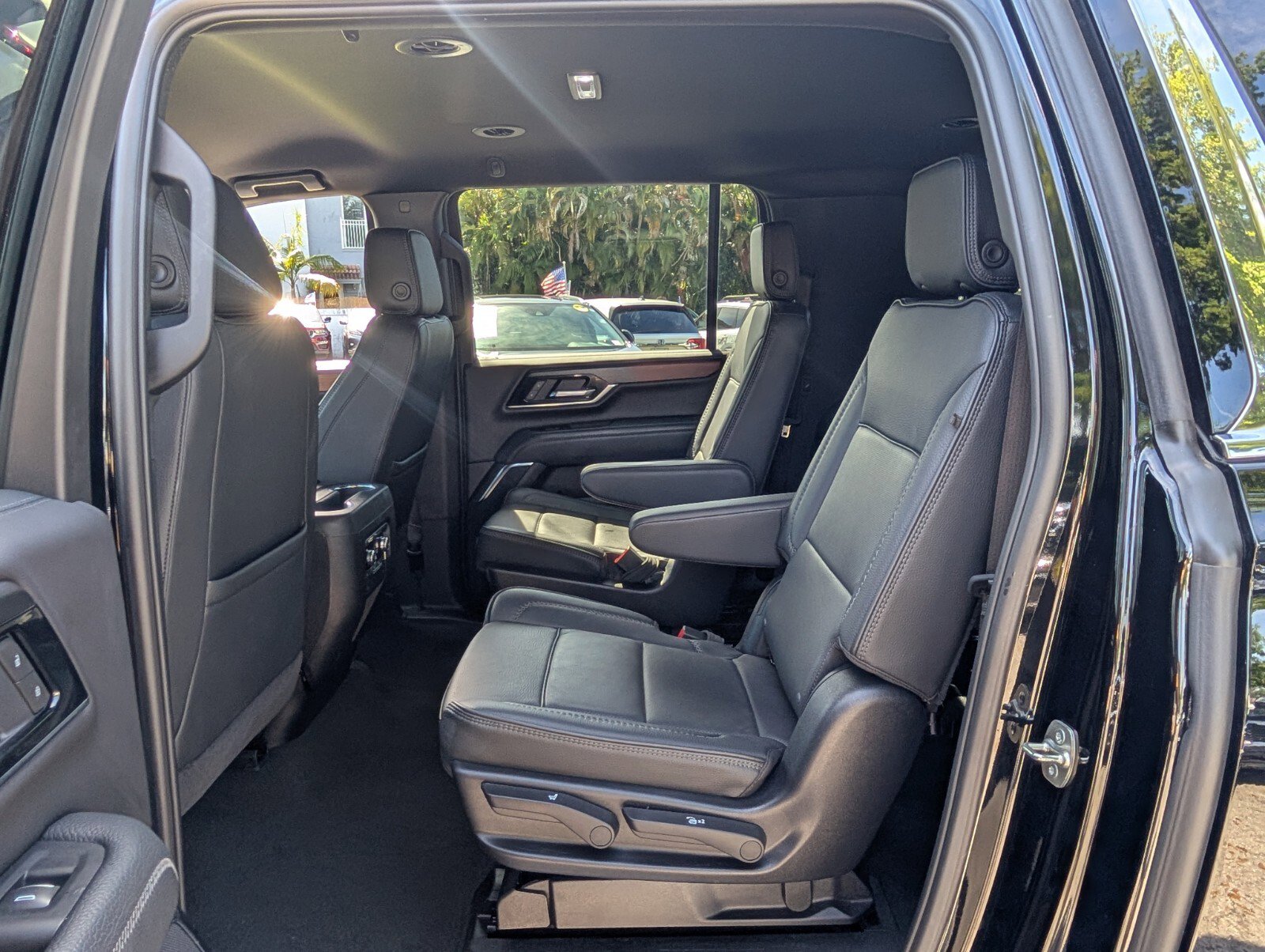 Used 2025 GMC Yukon XL Denali RWD image 11