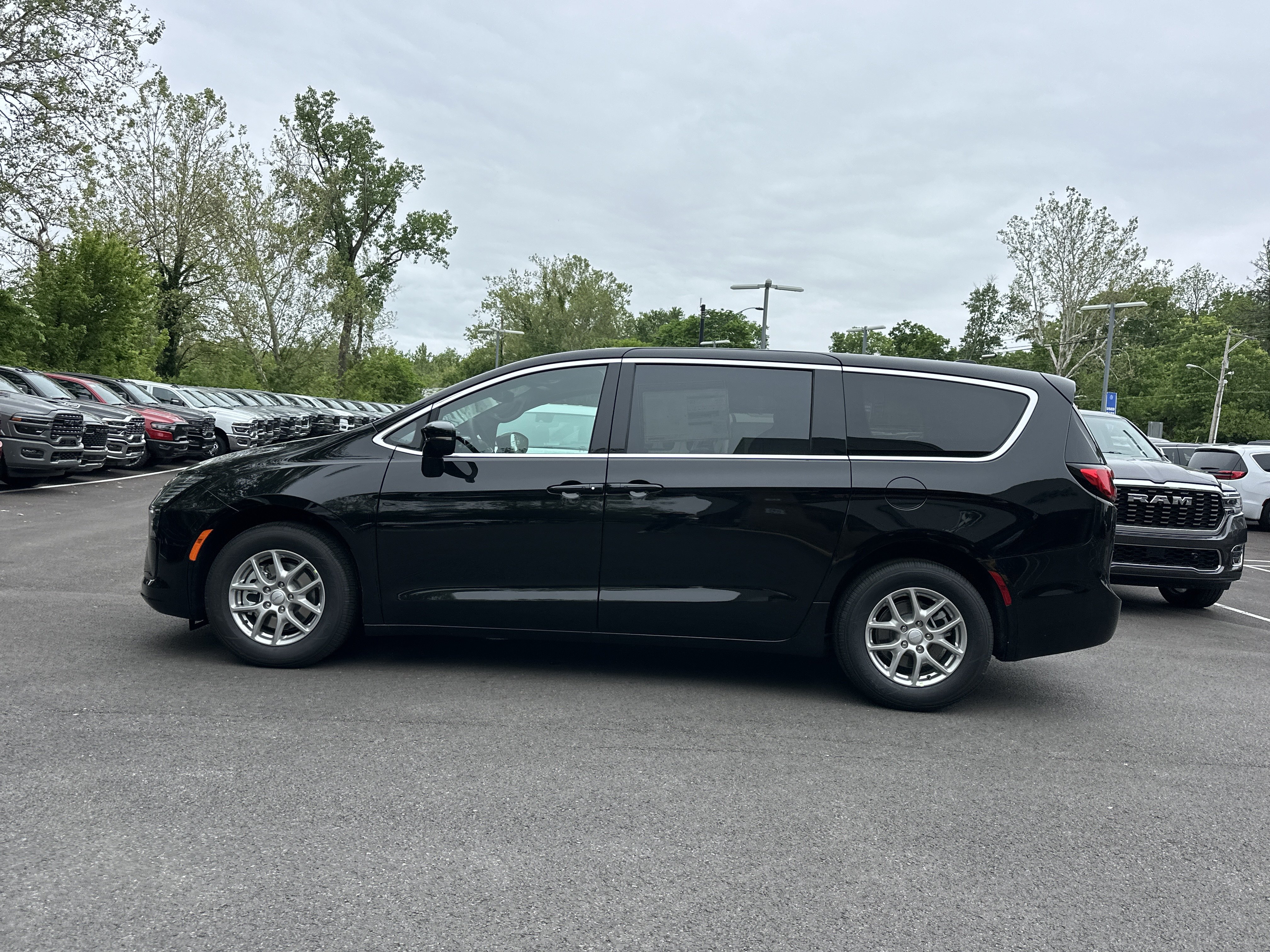 New 2027 Chrysler Pacifica Select FWD image 22