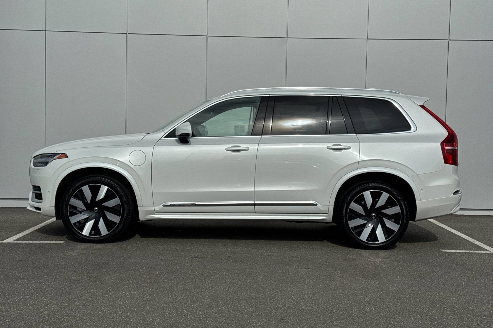 Used 2024 Volvo XC90 T8 Plus w/ Protection Package AWD/4WD image 2