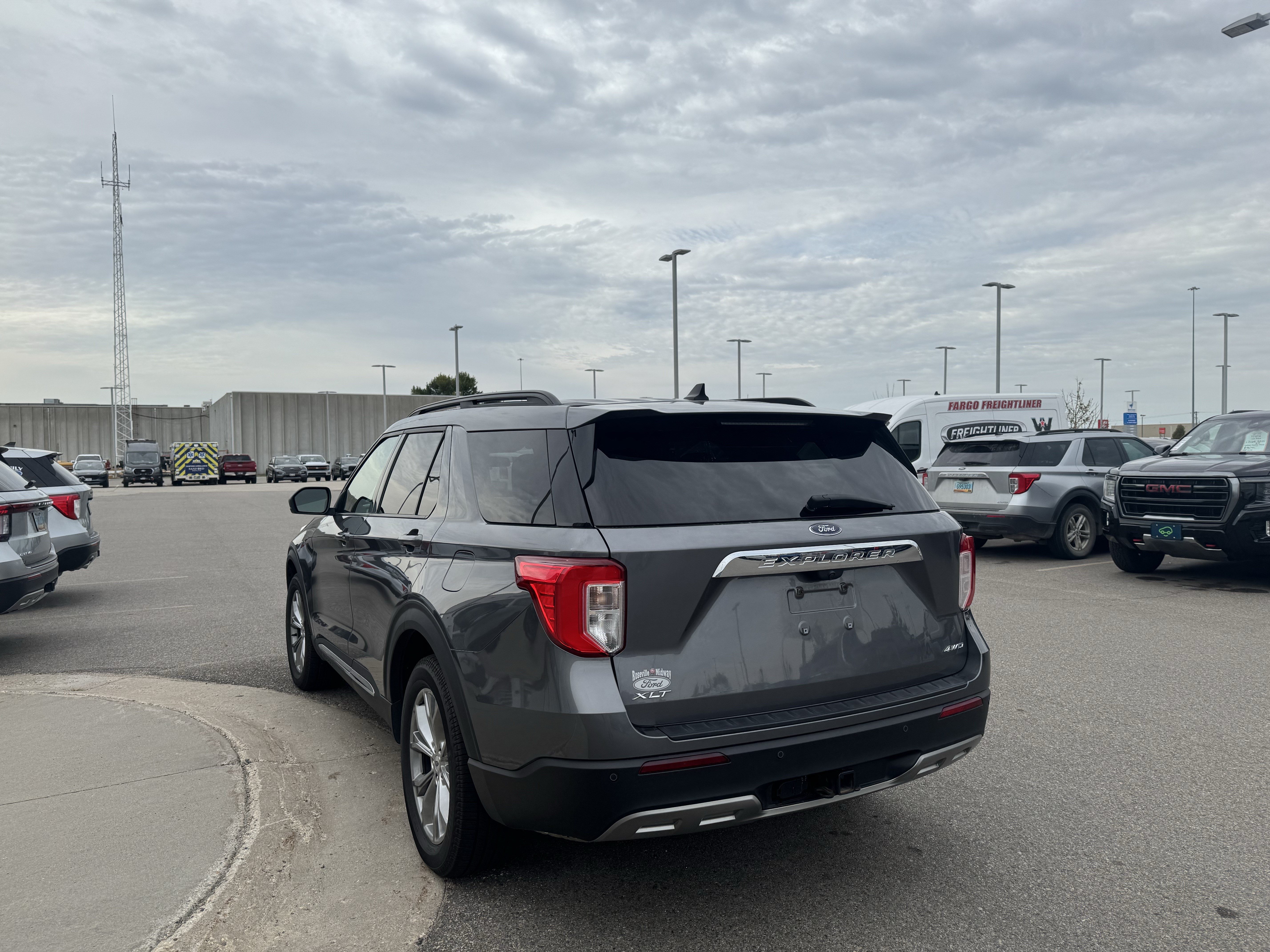 Used 2022 Ford Explorer XLT w/ Equipment Group 202A AWD/4WD image 4