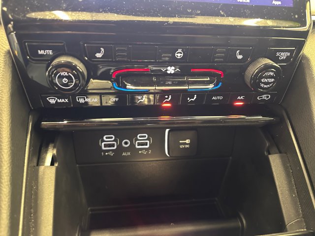 Used 2024 Jeep Grand Cherokee Limited AWD/4WD image 30