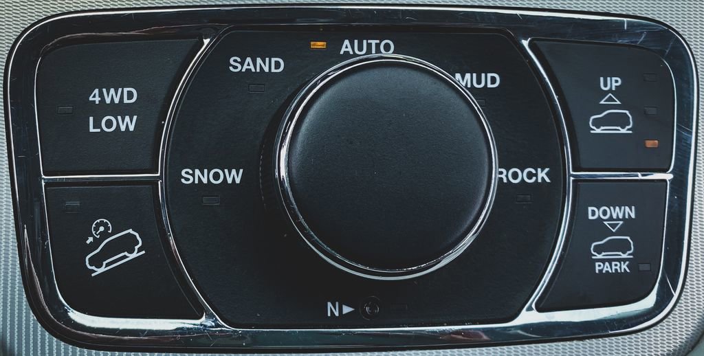 Used 2018 Jeep Grand Cherokee Summit AWD/4WD image 21