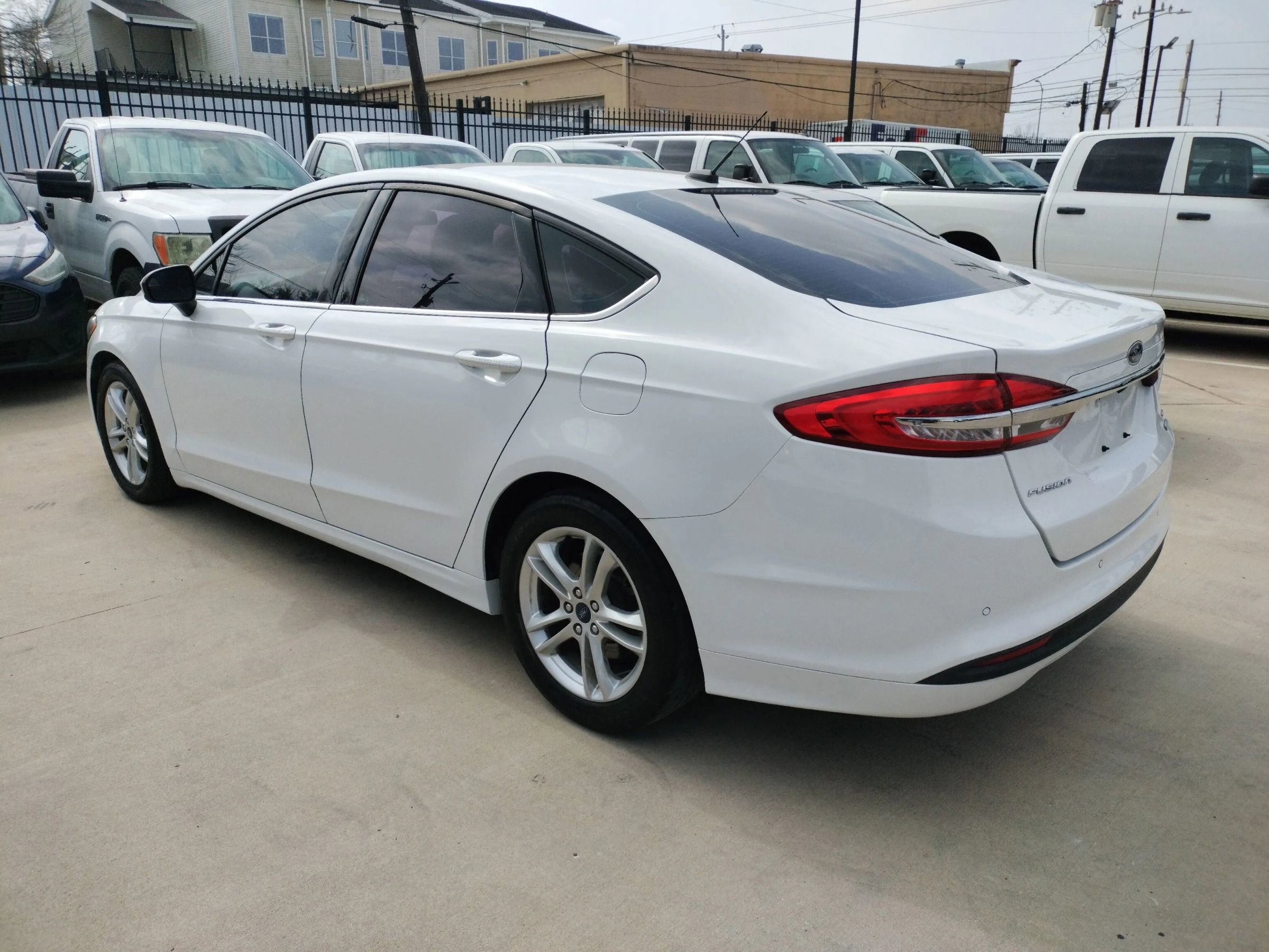 Used 2018 Ford Fusion SE w/ Fusion SE Technology Package image 3