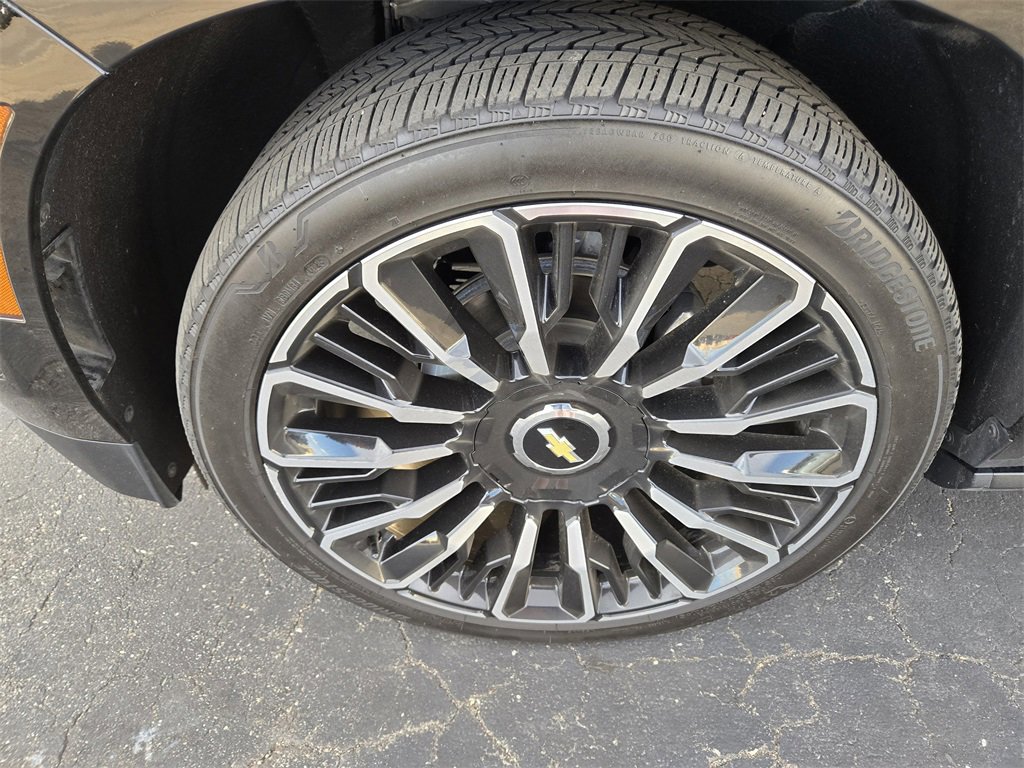 Used 2025 Chevrolet Suburban High Country image 9