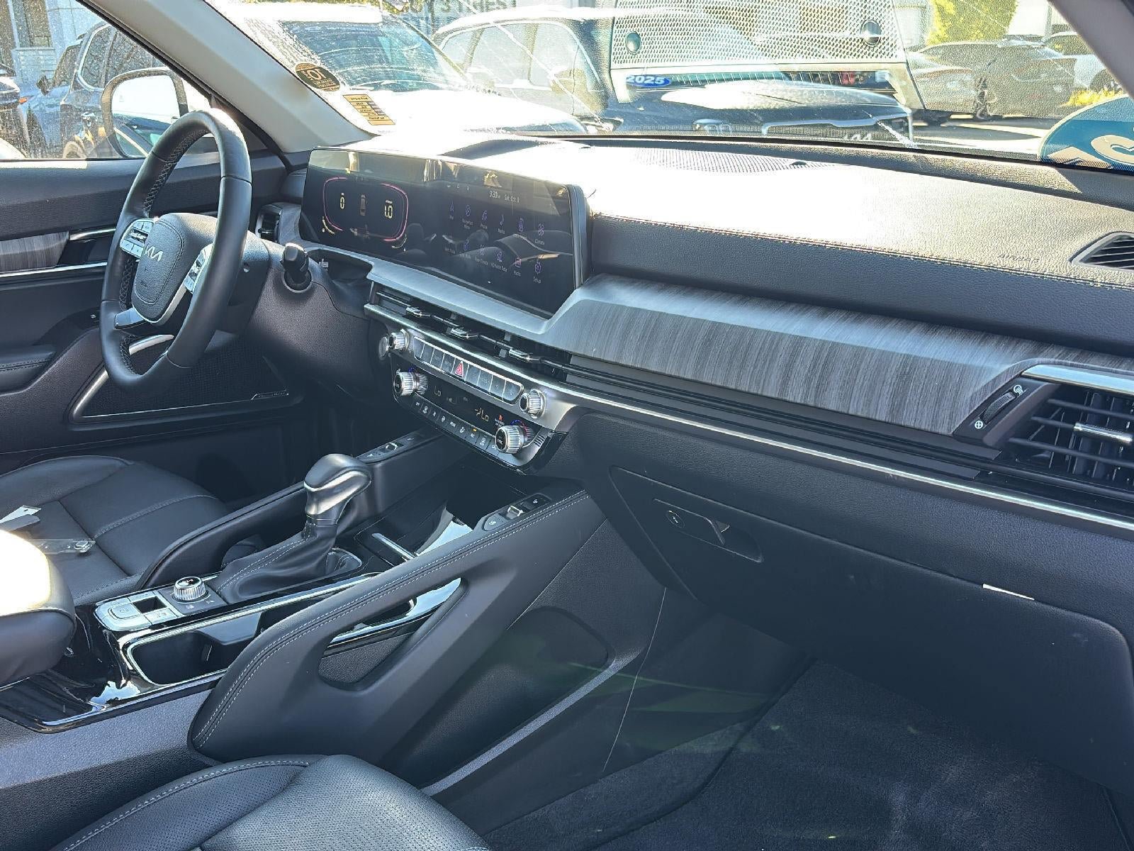 Certified 2025 Kia Telluride EX w/ EX Captain's Chair Package AWD/4WD image 26