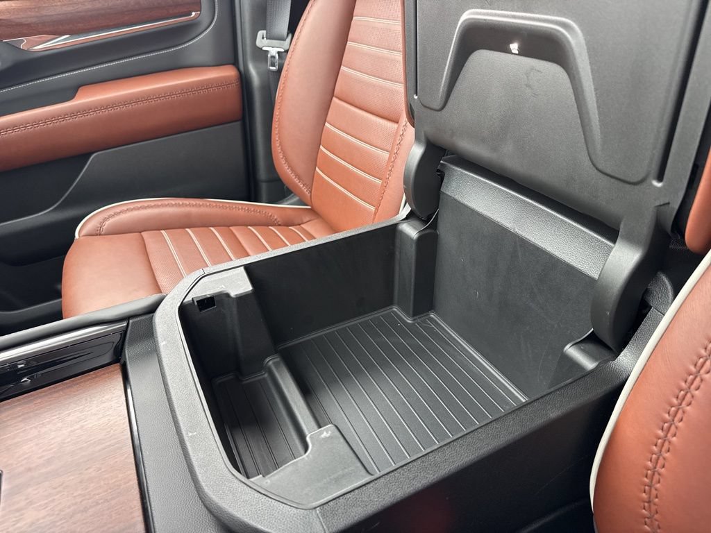 Used 2024 GMC Yukon XL Denali Ultimate w/ LPO, Illumination Package AWD/4WD image 32