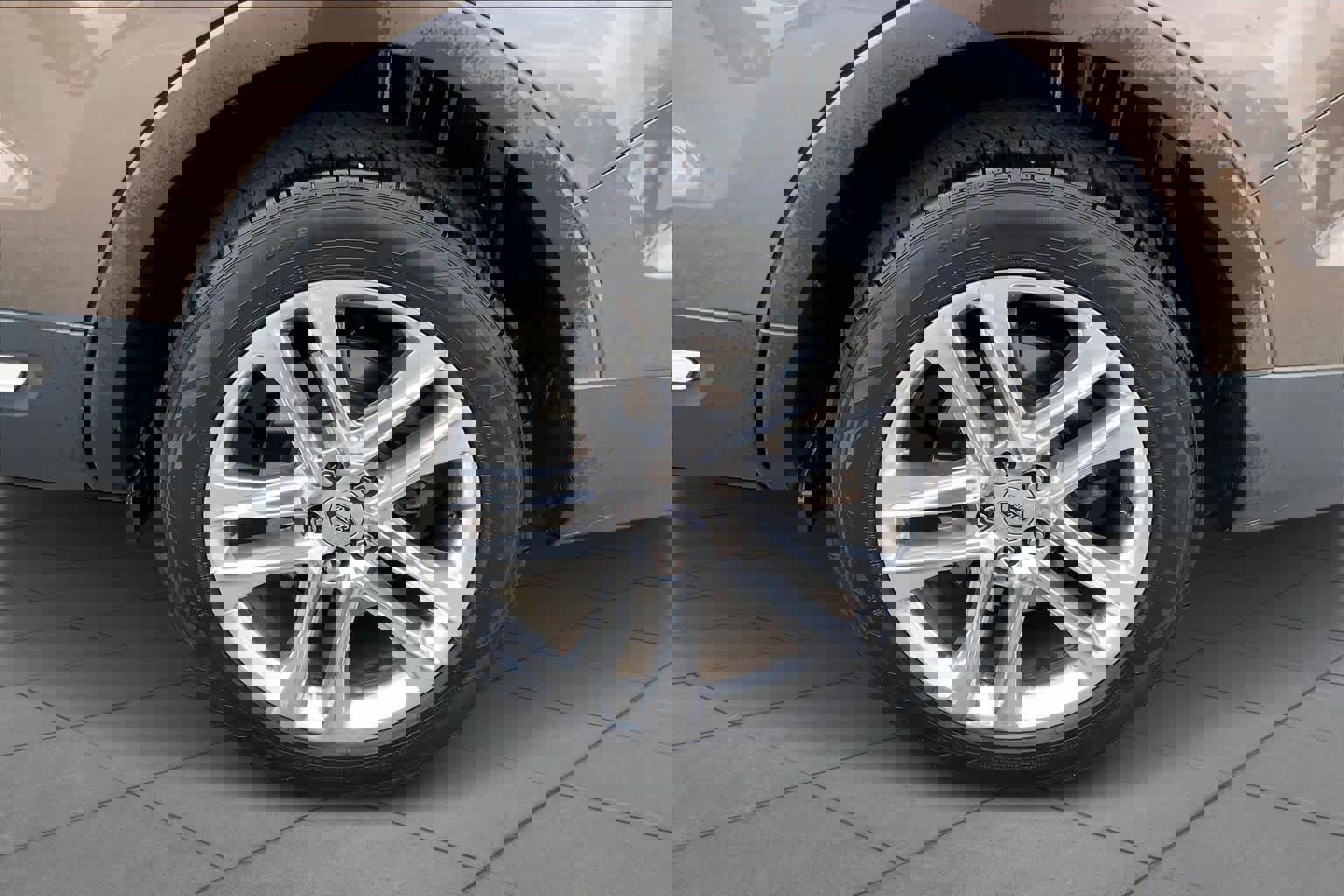 Used 2016 Ford Explorer XLT w/ Equipment Group 202A image 10