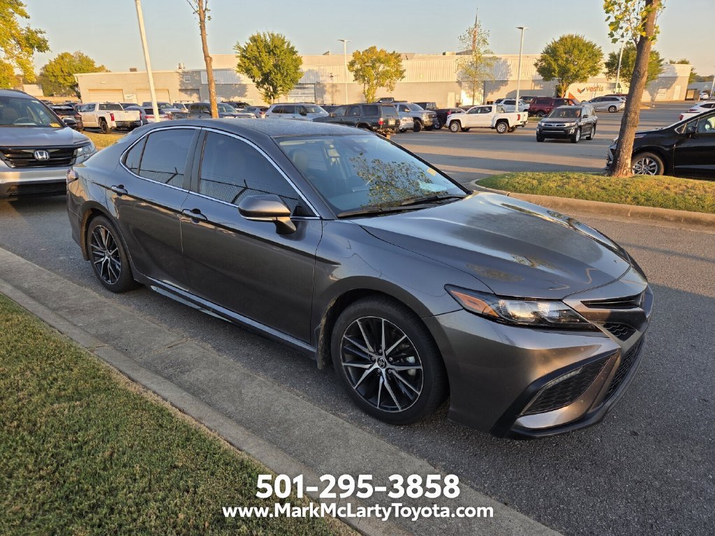 Used 2022 Toyota Camry SE FWD image 3