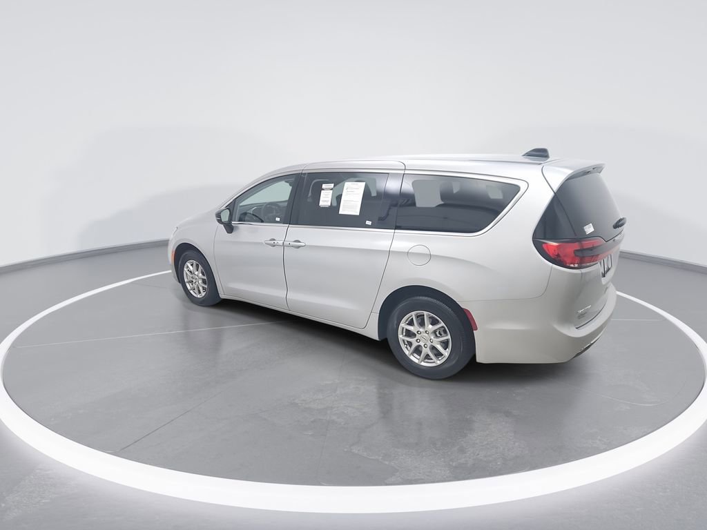 Used 2024 Chrysler Pacifica Touring-L FWD image 5