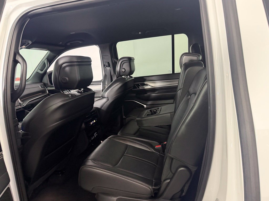 Used 2025 Jeep Wagoneer 4WD image 25