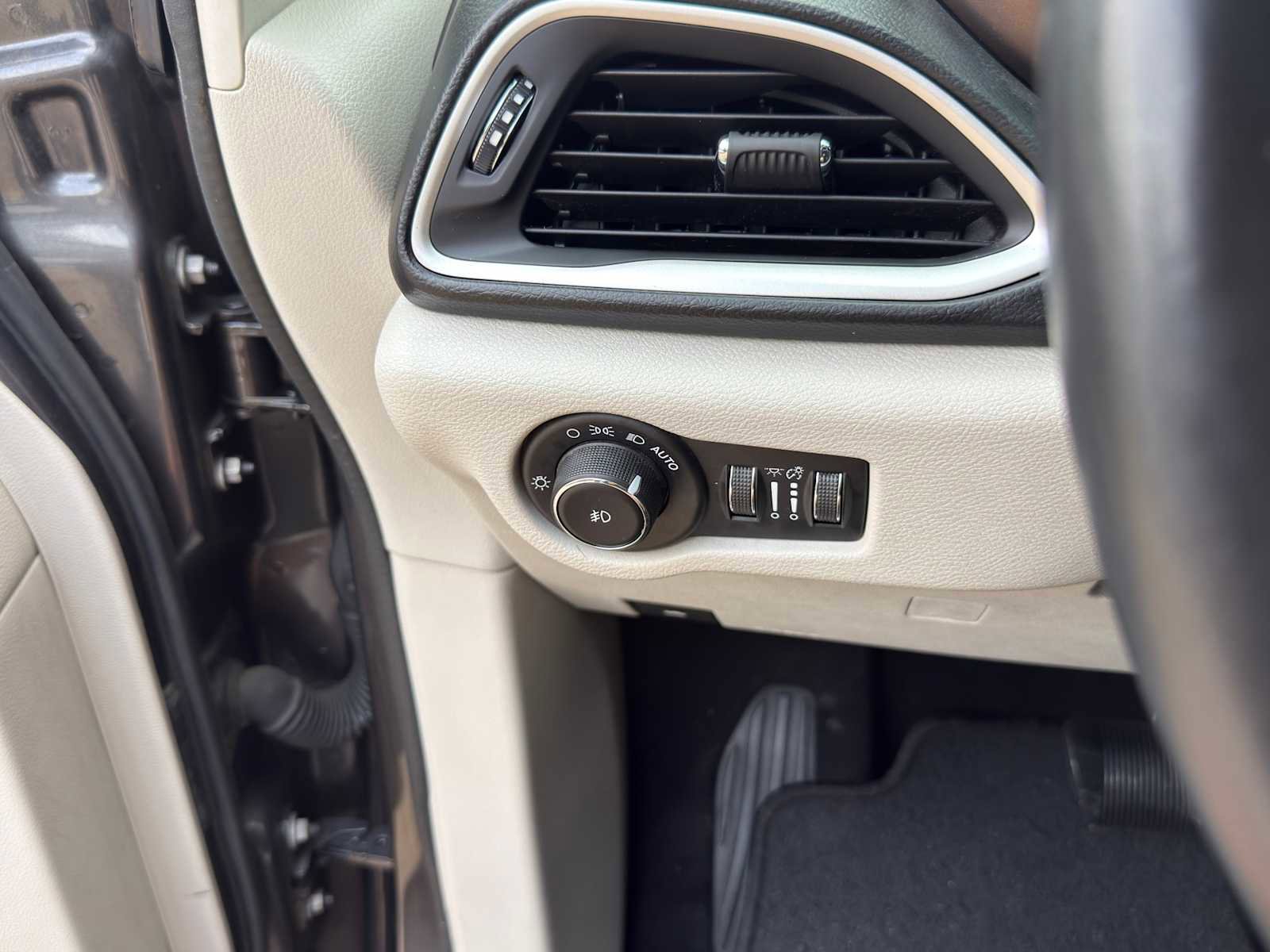 Used 2018 Chrysler Pacifica Touring-L FWD image 21