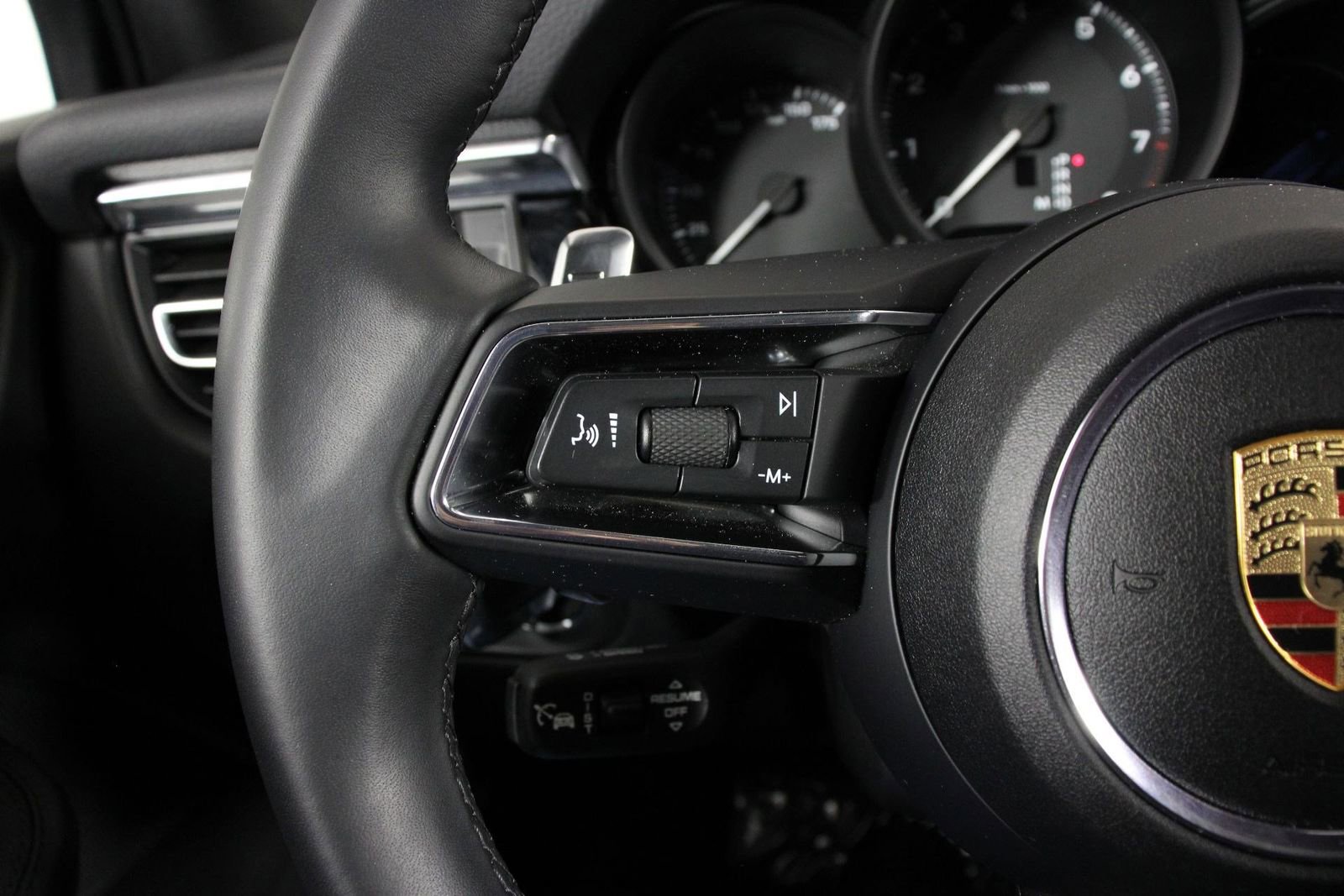 Certified 2025 Porsche Macan image 14