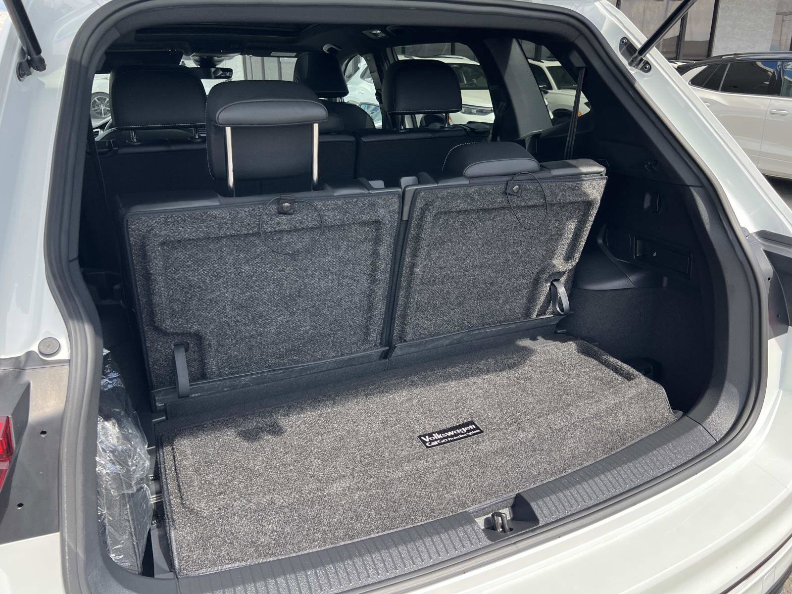 Used 2023 Volkswagen Tiguan SE R-Line image 25