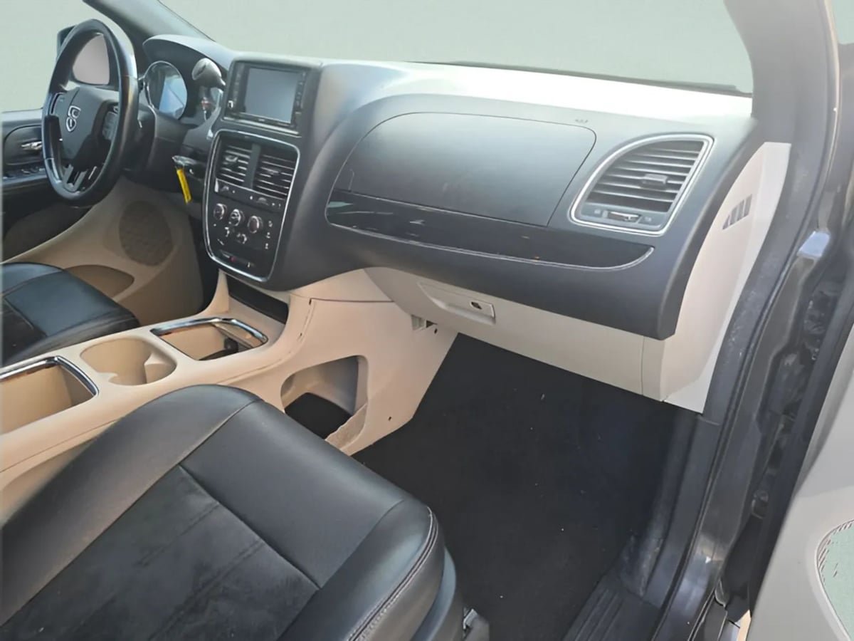 Used 2017 Dodge Grand Caravan SXT FWD image 37