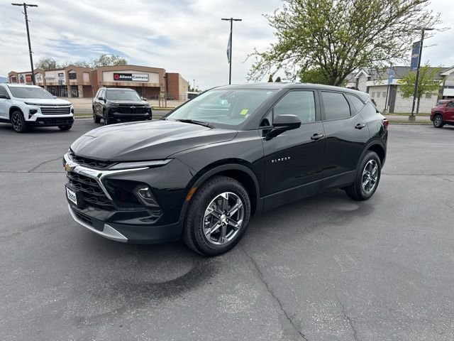 Used 2025 Chevrolet Blazer LT AWD/4WD image 3