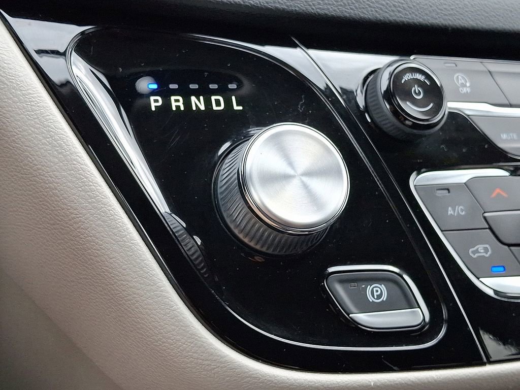 Used 2022 Chrysler Voyager LX image 16