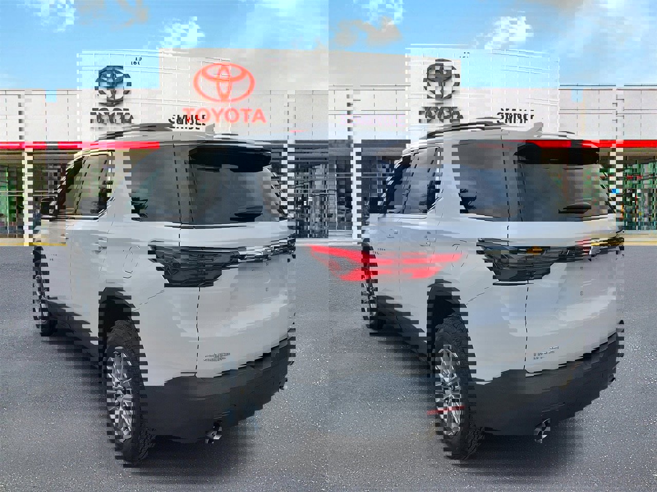 Used 2023 Chevrolet Traverse LT image 4