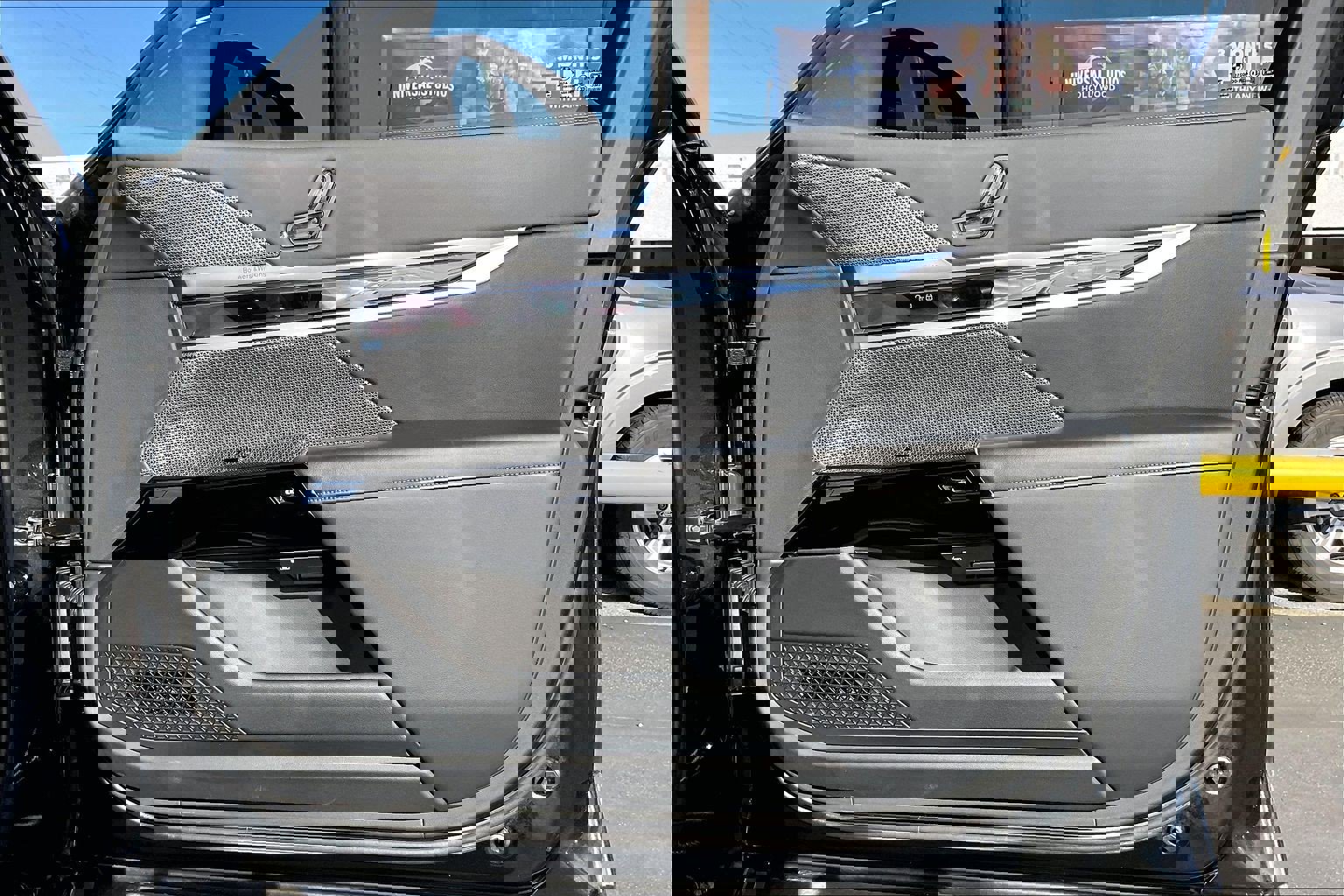 Used 2025 BMW i7 xDrive60 w/ Executive Package image 21