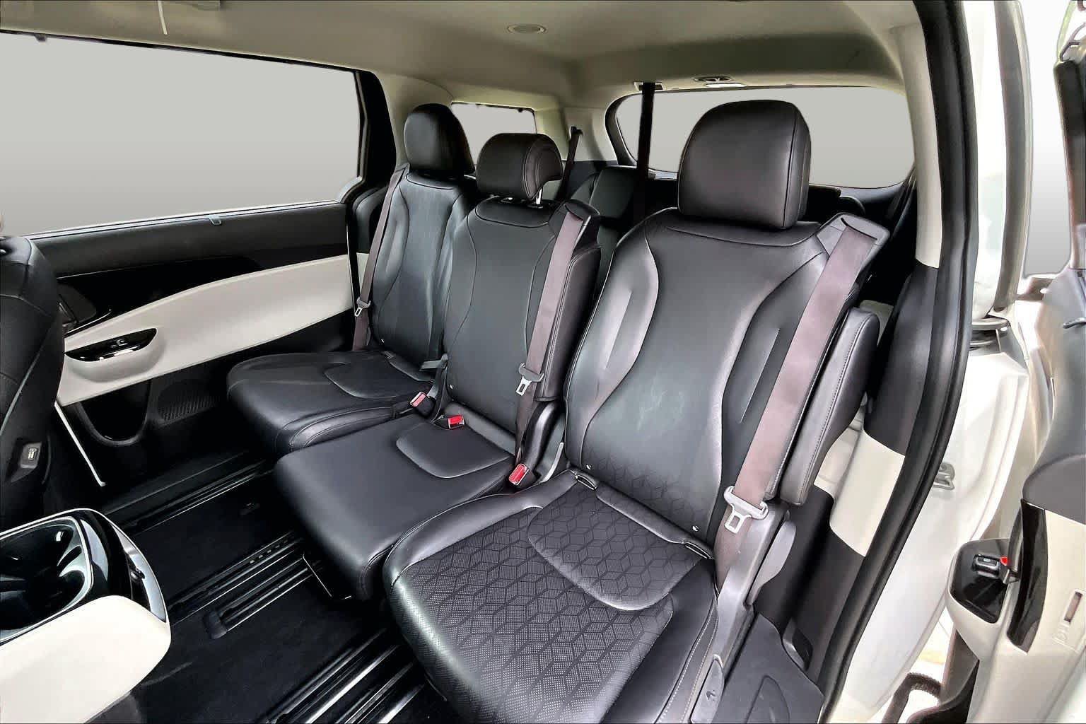 Used 2023 Kia Carnival EX FWD image 18