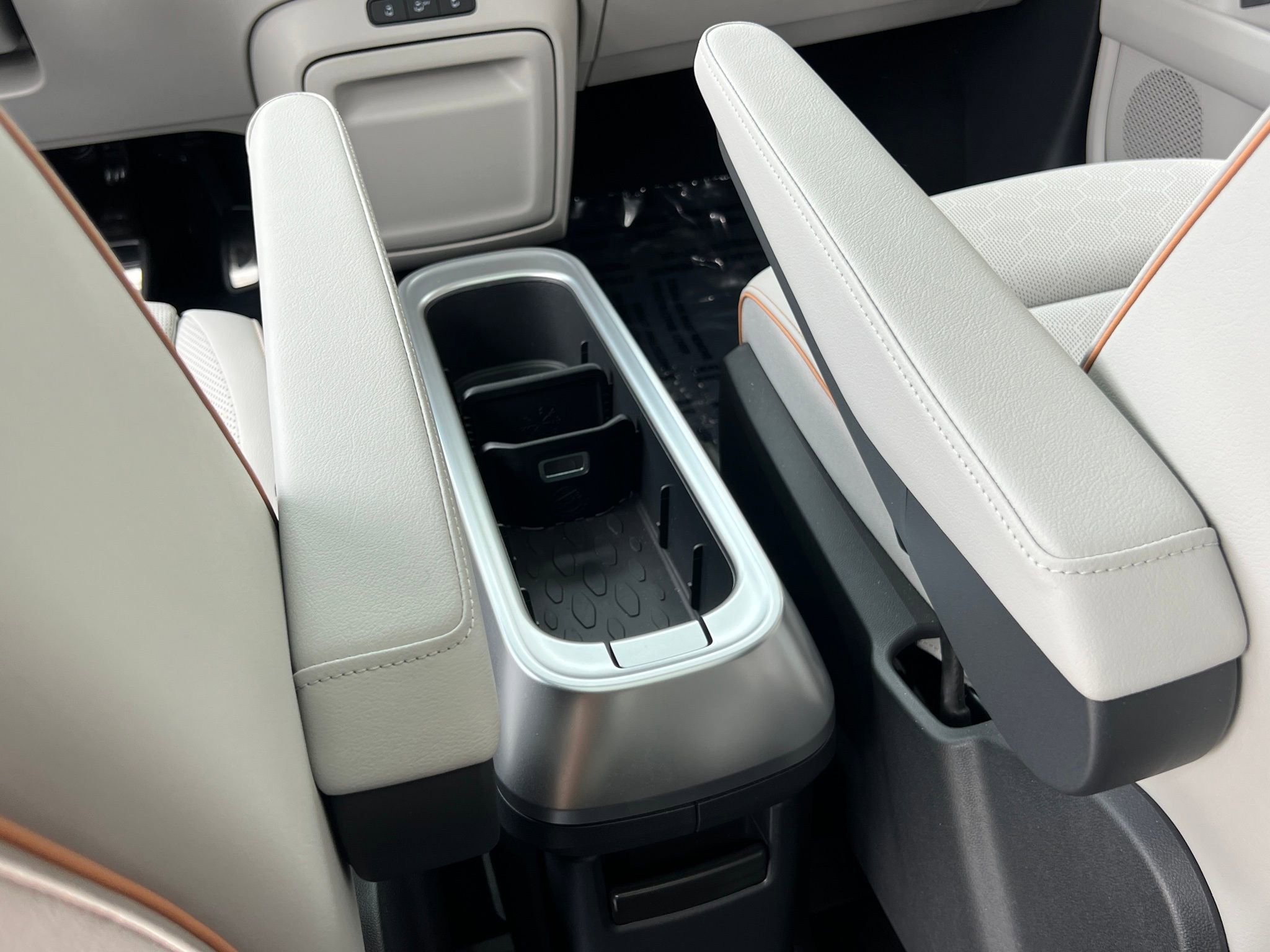 Used 2025 Volkswagen ID. Buzz 1st Edition AWD/4WD image 36