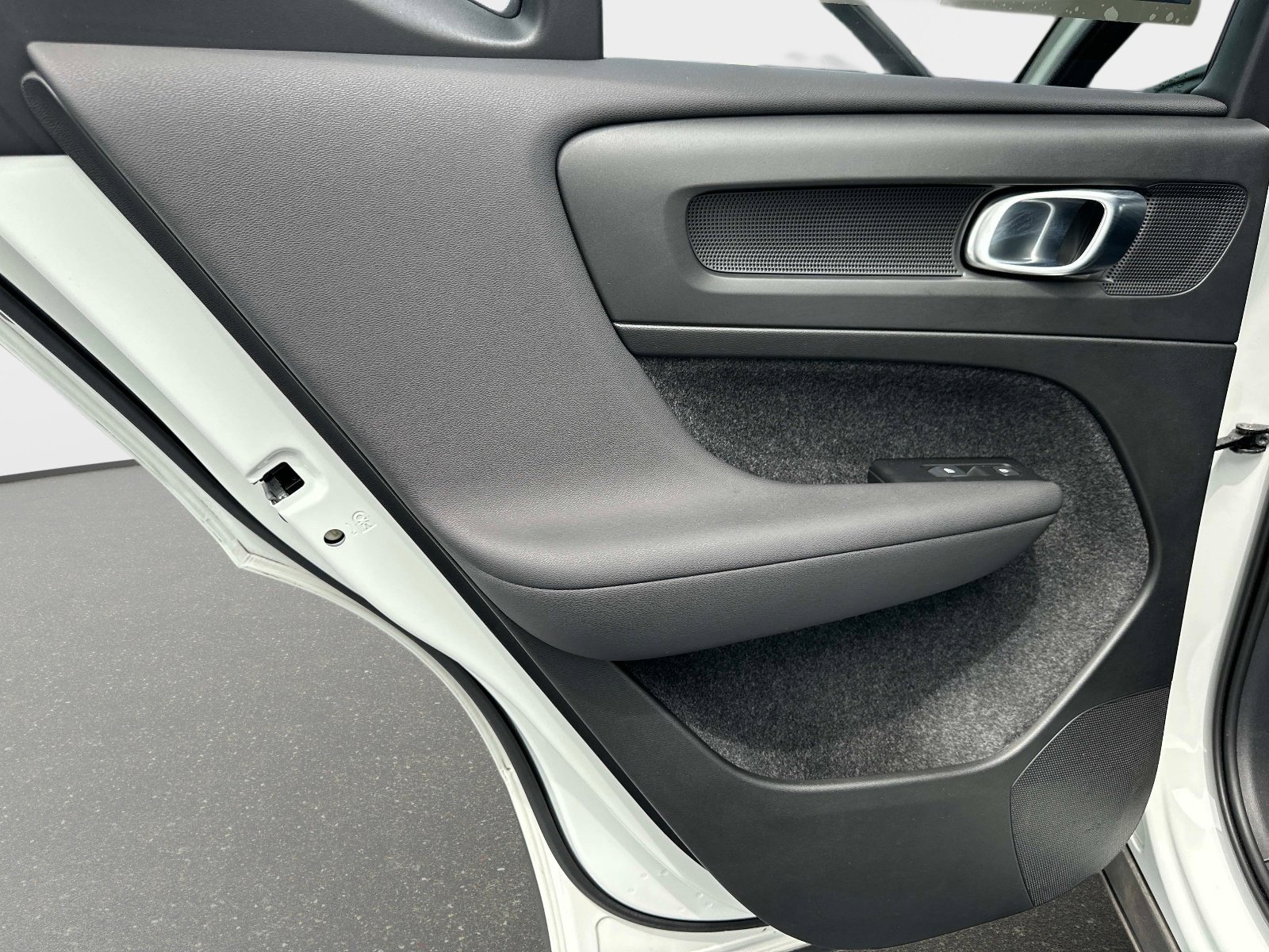 Used 2022 Volvo XC40 T5 R-Design image 13