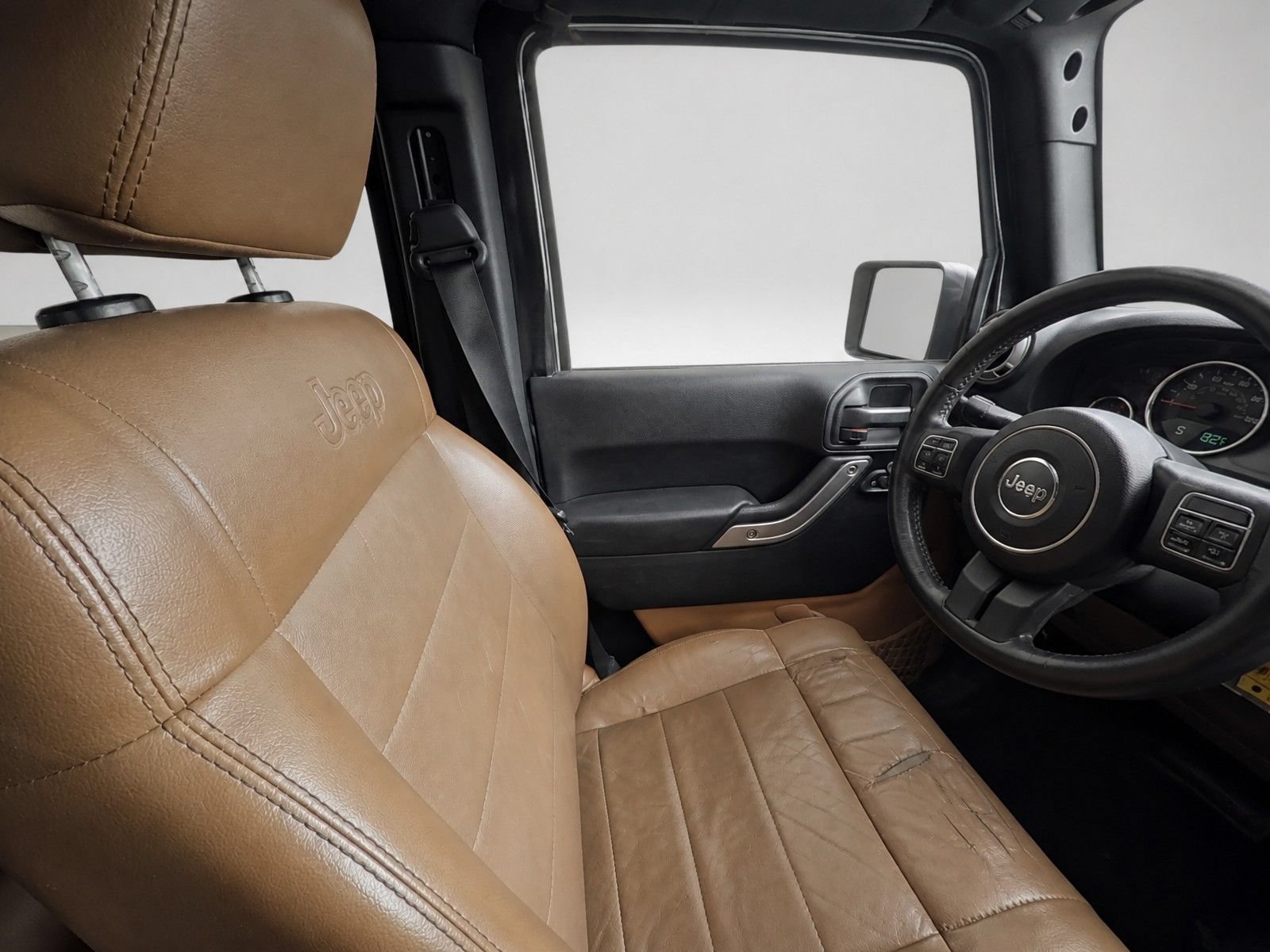 Used 2012 Jeep Wrangler Unlimited Rubicon w/ Connectivity Group AWD/4WD image 13