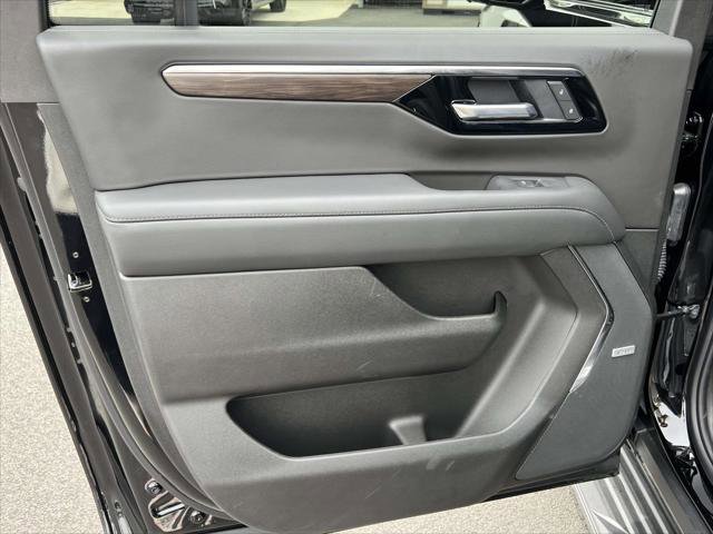 Used 2026 Chevrolet Suburban LT w/ Comfort Package AWD/4WD image 14