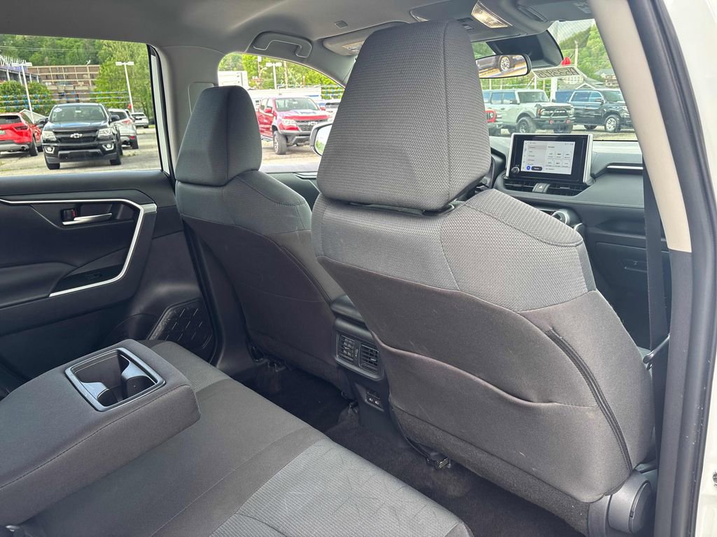 Used 2025 Toyota RAV4 XLE AWD/4WD image 27