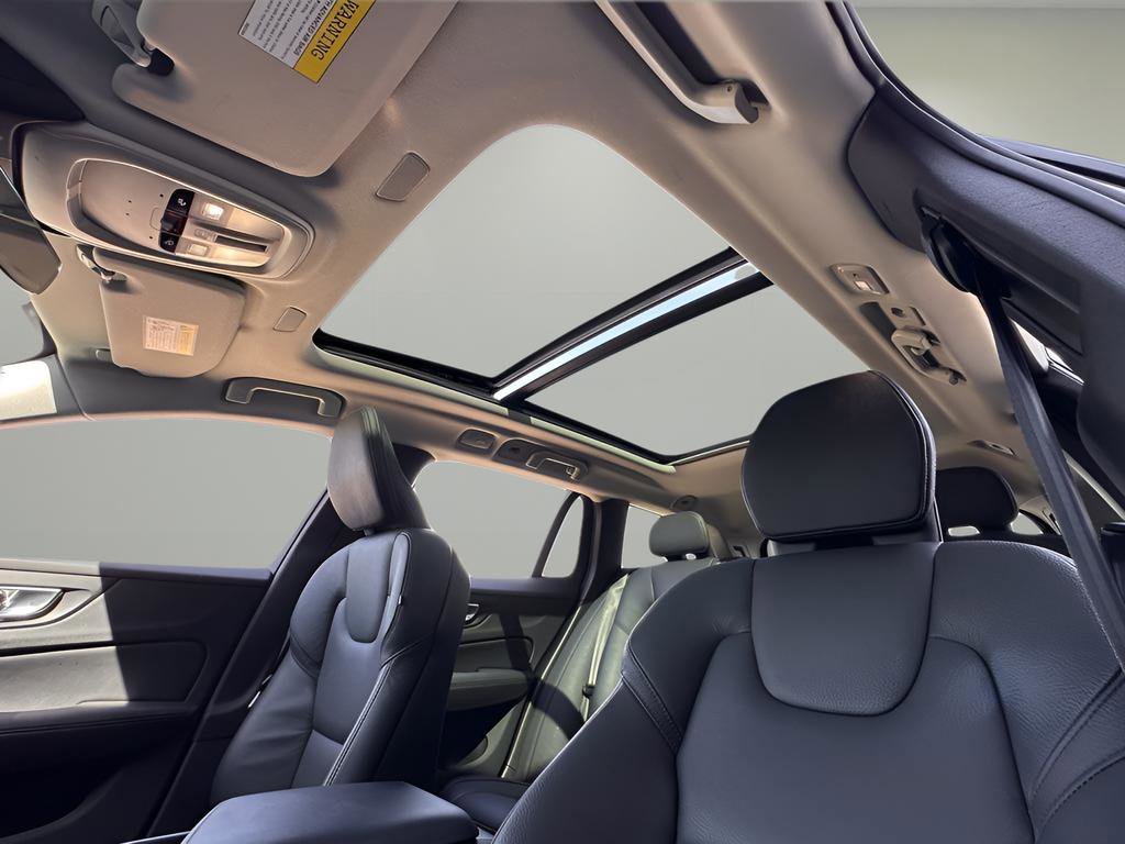 Used 2025 Volvo V60 B5 Cross Country Plus image 24