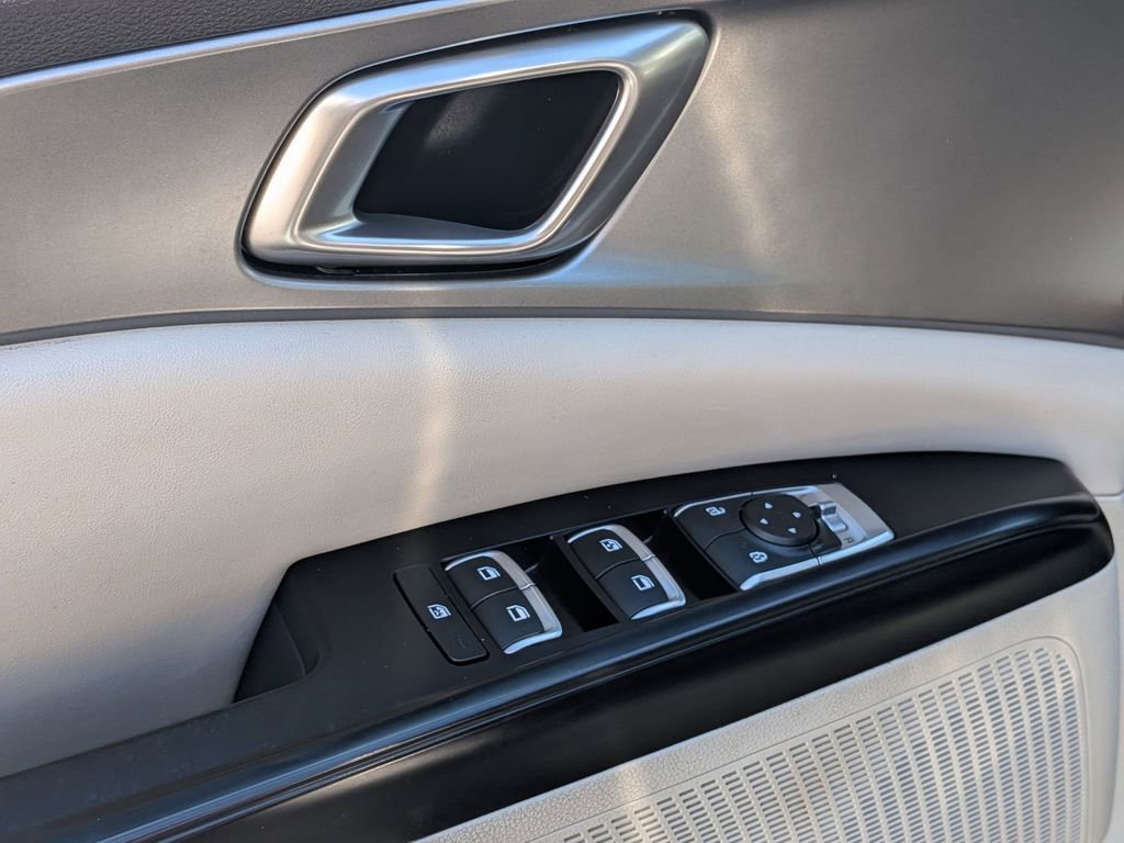 Used 2024 Kia Carnival LX image 13