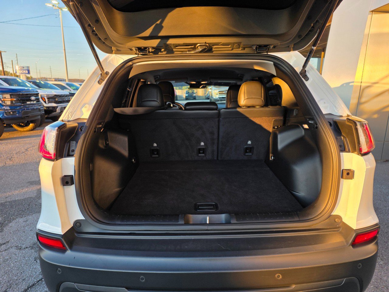 Used 2020 Jeep Cherokee Latitude Plus w/ Cold Weather Group image 11