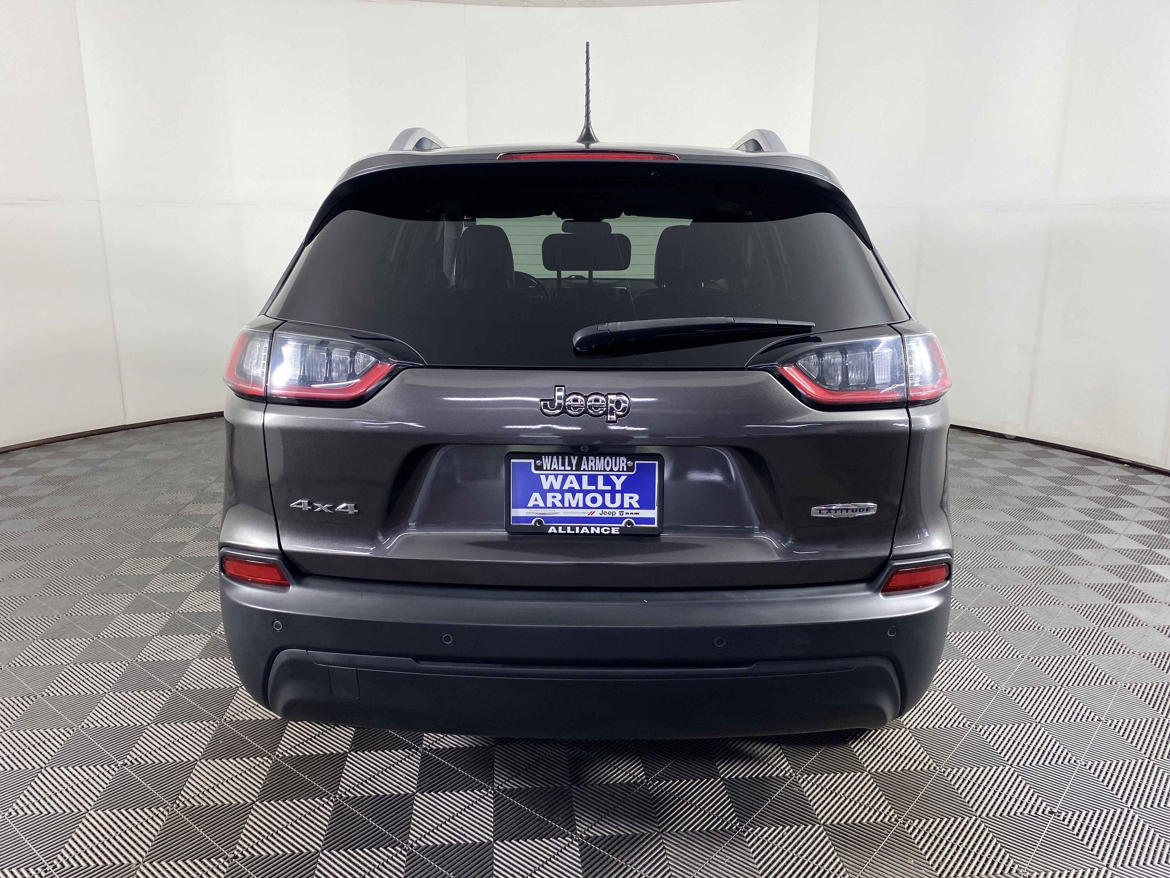 Used 2019 Jeep Cherokee Latitude Plus AWD/4WD image 7