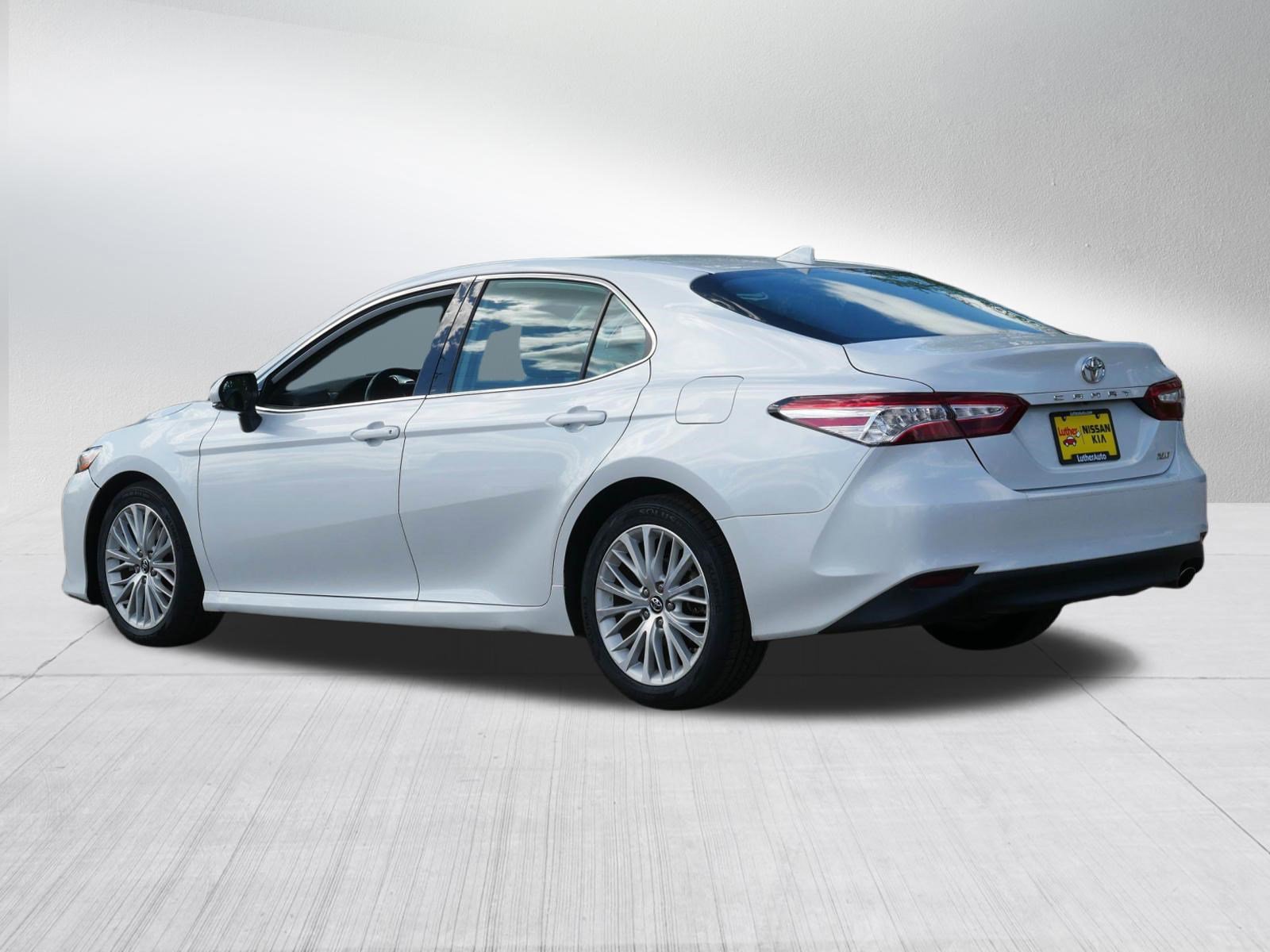Used 2019 Toyota Camry XLE FWD image 5