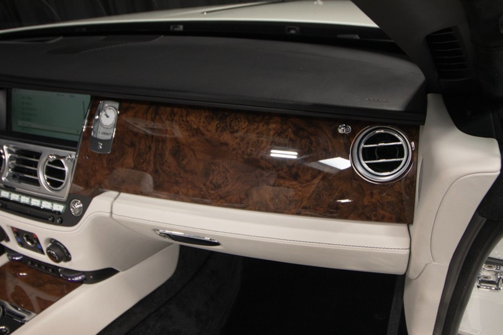 Used 2017 Rolls-Royce Dawn image 50