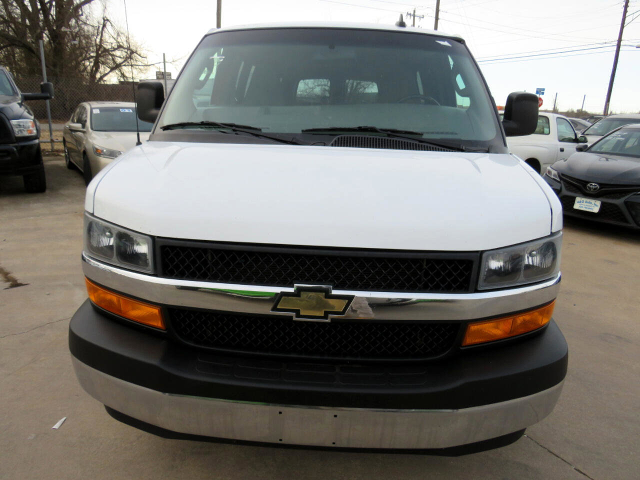 Used 2018 Chevrolet Express 3500 LT w/ LT Preferred Equipment Group RWD image 2