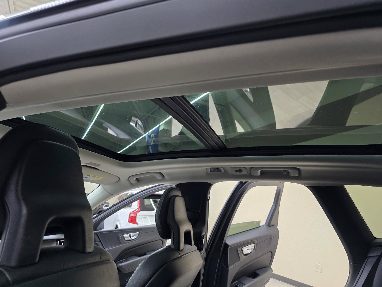 Used 2018 Volvo XC60 T5 Momentum w/ Convenience Package AWD/4WD image 39