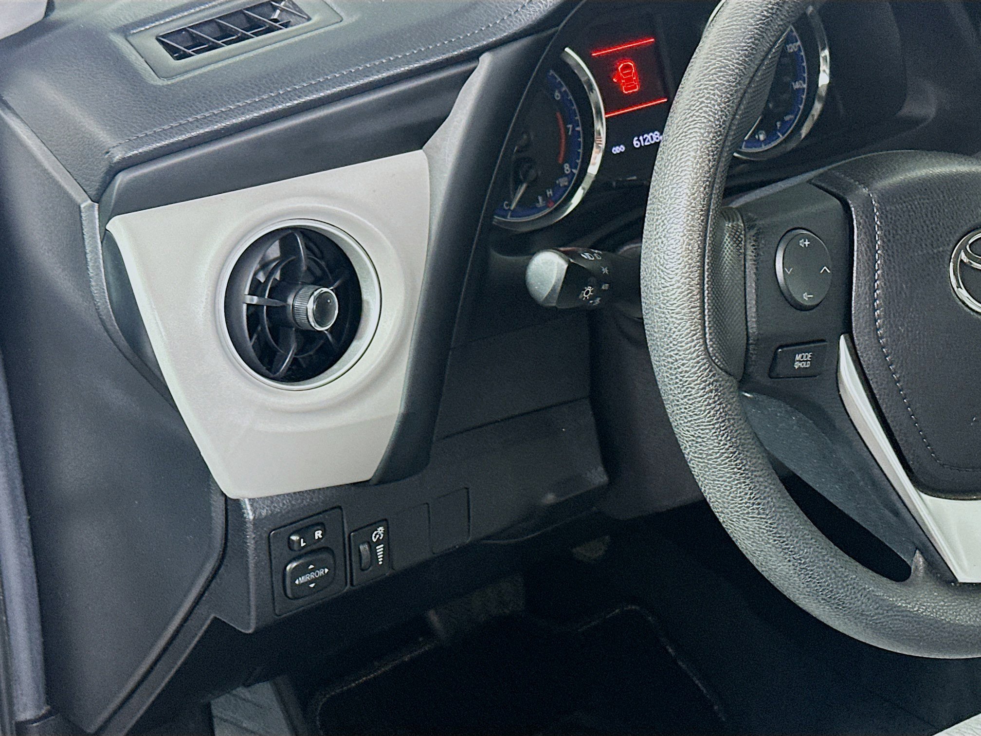 Used 2019 Toyota Corolla LE image 16