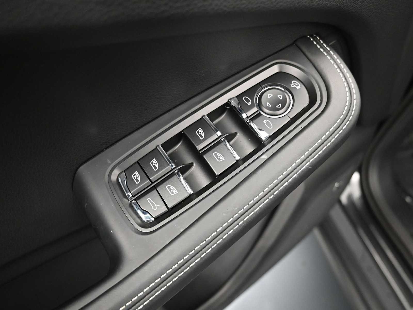 Certified 2025 Porsche Macan Turbo AWD/4WD image 10